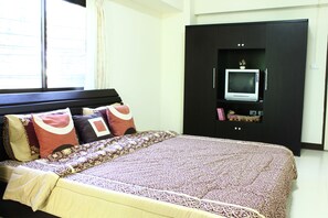 Desk, blackout drapes, iron/ironing board, rollaway beds - The European Place (Bangkok)