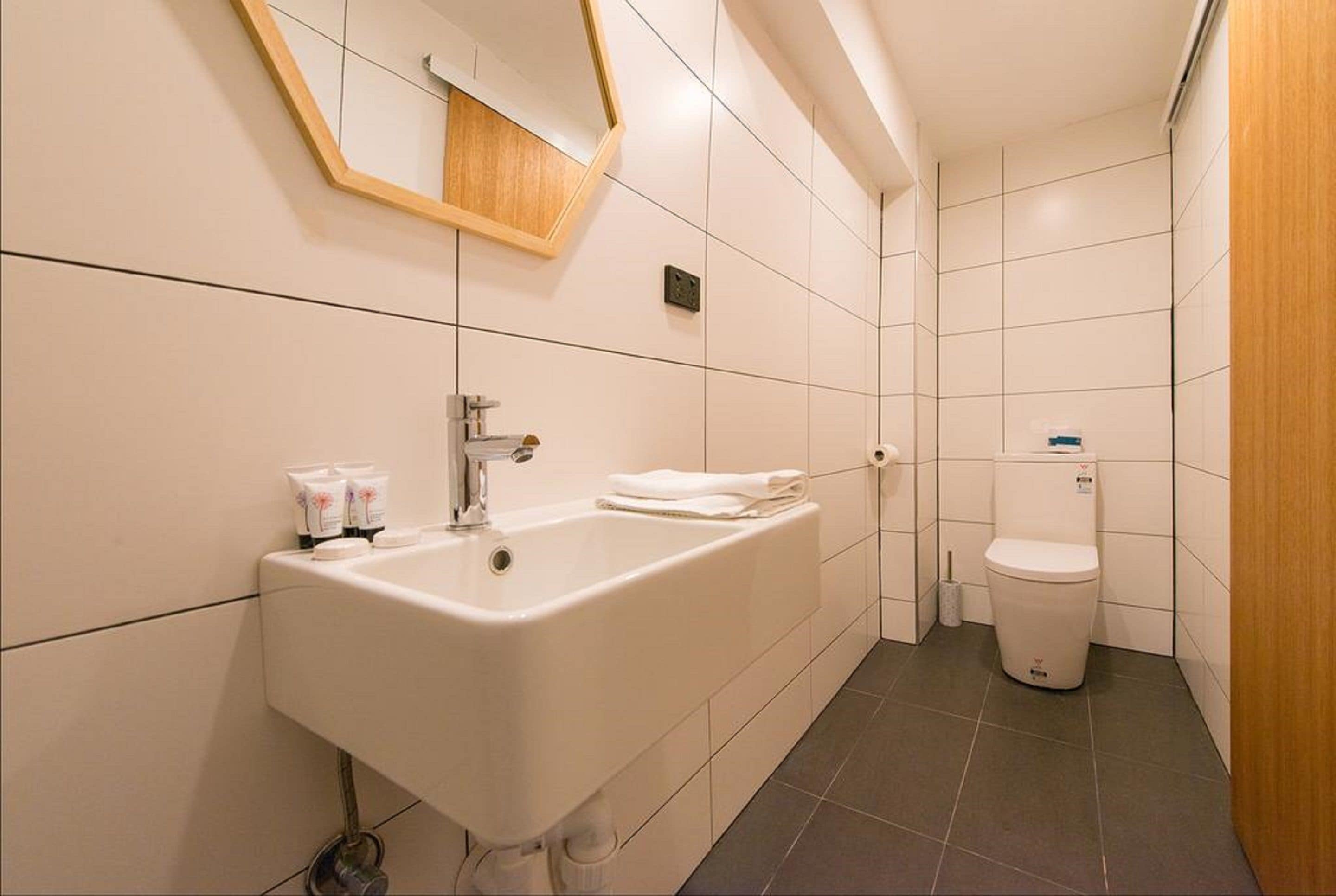 Queen Room | Bathroom | Shower, free toiletries, hair dryer, towels