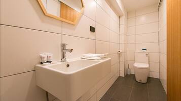 Rum | Badrum | Dusch, gratis toalettartiklar, hårtork och handdukar