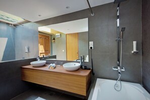 Deluxe Beach Villa | Bathroom | Free toiletries, hair dryer, bidet, towels