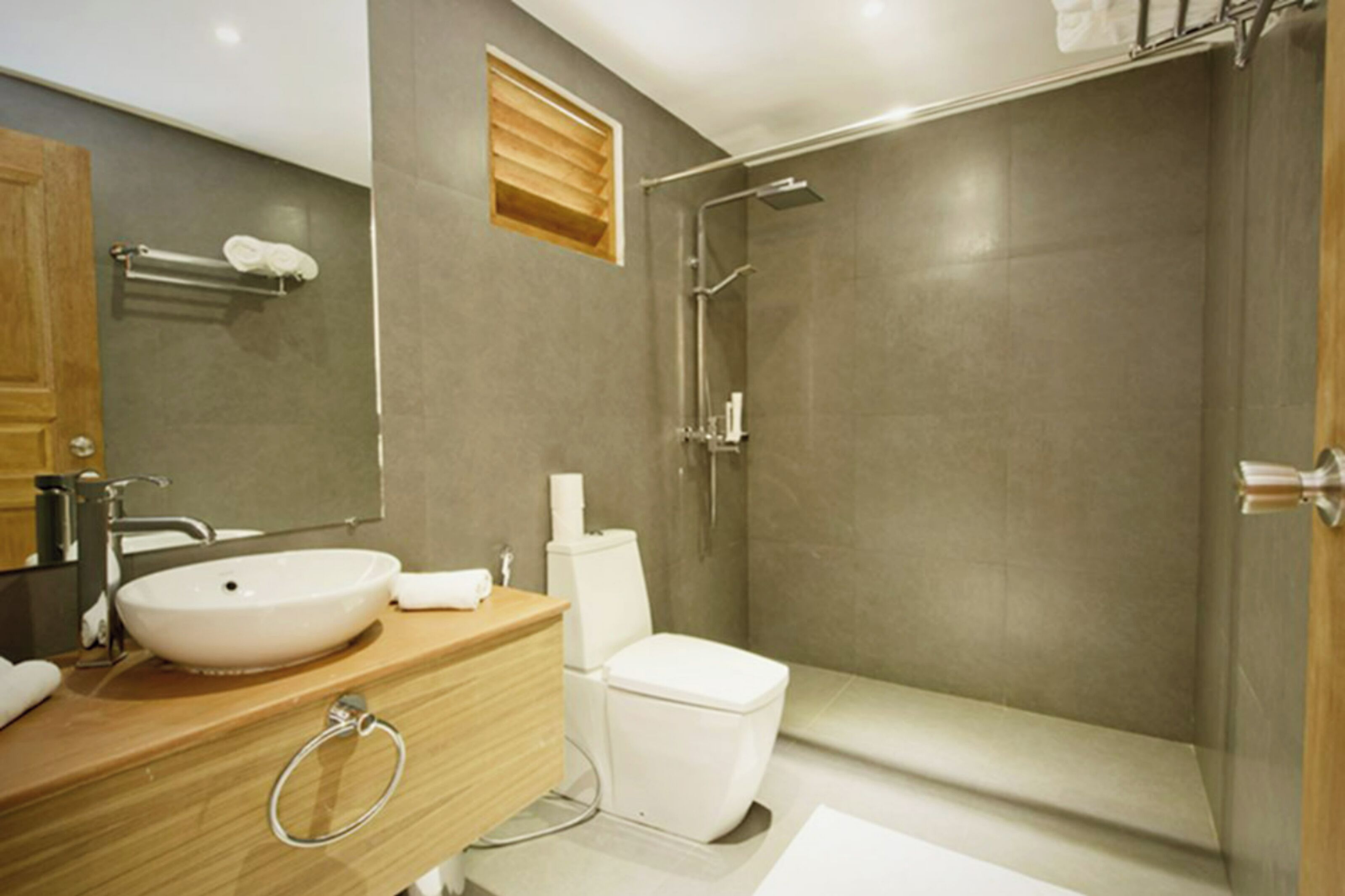seaview sky room | bathroom | free toiletries, hair dryer, bidet, towels
