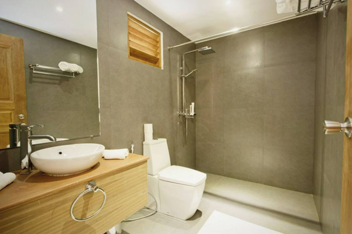 seaview sky room | bathroom | free toiletries, hair dryer, bidet, towels