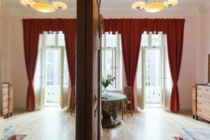 Superior szoba kétszemélyes ággyal, 1 king (extra méretű) franciaágy | Egyedi dekoráció, egyedi berendezés, íróasztal és vasaló/vasalódeszka