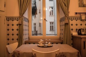 スタンダード シングルルーム | 客室ごとに異なる装飾、客室ごとに異なるインテリア、デスク、アイロン / アイロン台