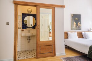 Superior Double Room, 1 King Bed | Bathroom | Free toiletries, hair dryer, towels, soap - Chopin Boutique (Warsaw)