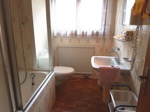 Triple Room | Bathroom | Combined shower/bathtub, free toiletries, hair dryer, towels