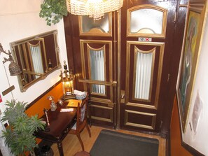 Interior entrance - Castel d'Amérique Française (Québec City)