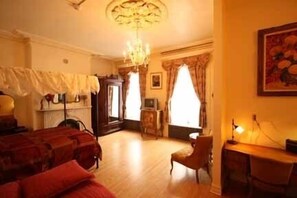 Romantic Room, 1 Queen Bed | Living area | 30-inch Smart TV with digital channels, TV, Netflix - Castel d'Amérique Française (Québec City)