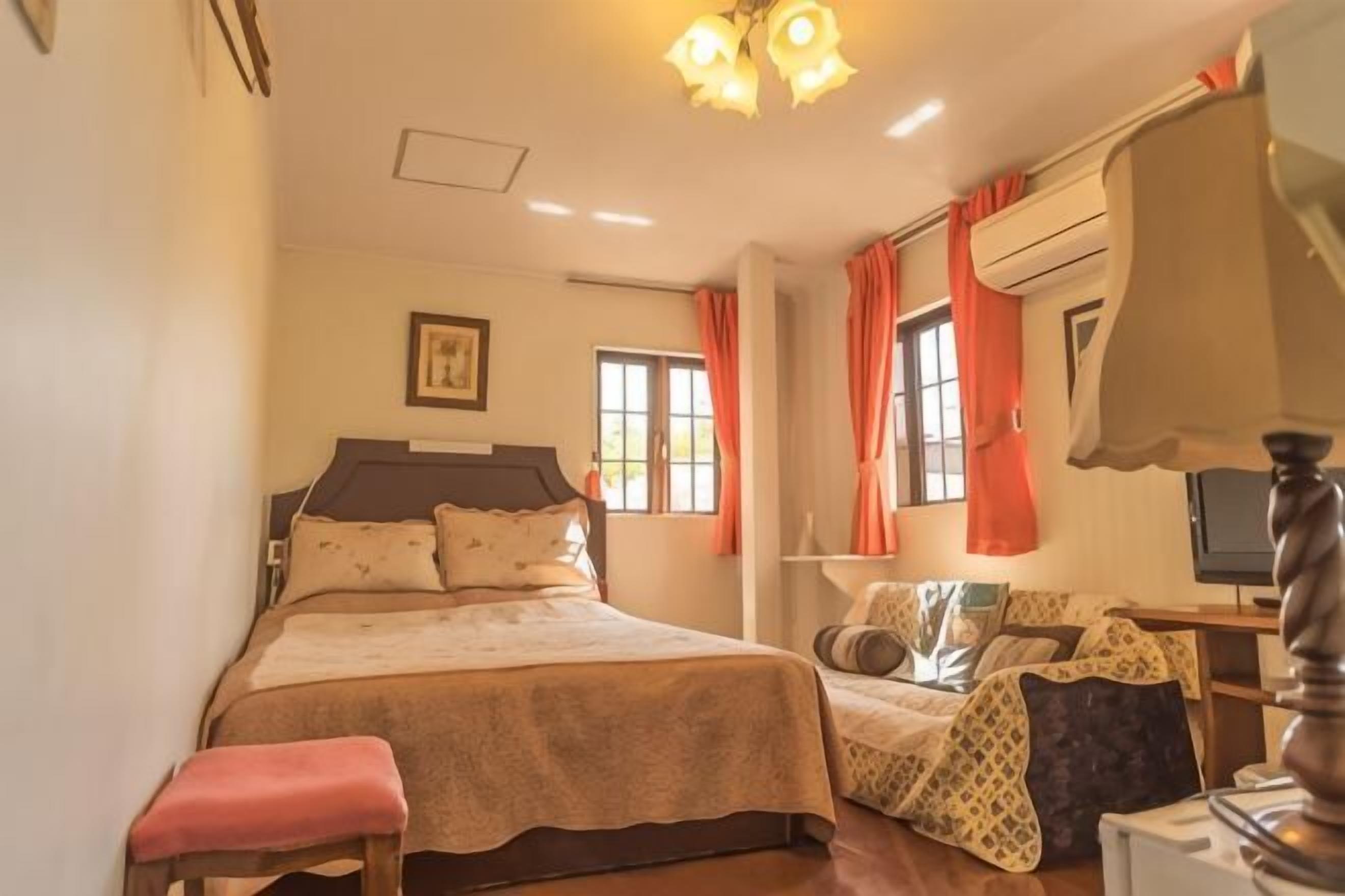 Caja fuerte, escritorio, cortinas opacas y tabla de planchar con plancha