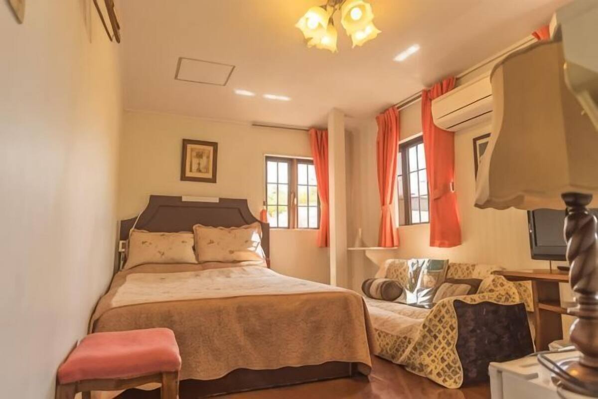 Caja de seguridad en la habitación, escritorio y cortinas blackout