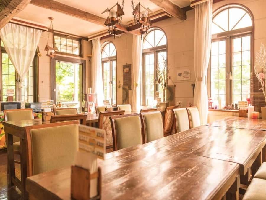 Café da manhã feito na hora todos os dias mediante uma taxa