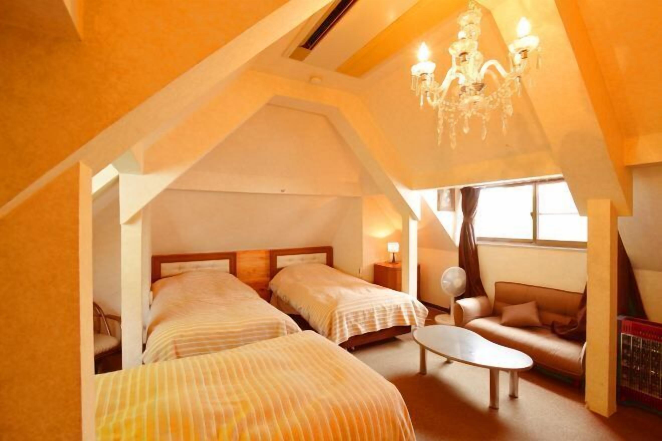 Caja fuerte, escritorio, cortinas opacas y tabla de planchar con plancha