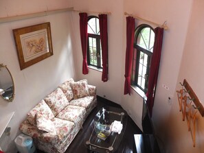 Rom | Safe på rommet, skrivebord, blendingsgardiner og strykejern/-brett