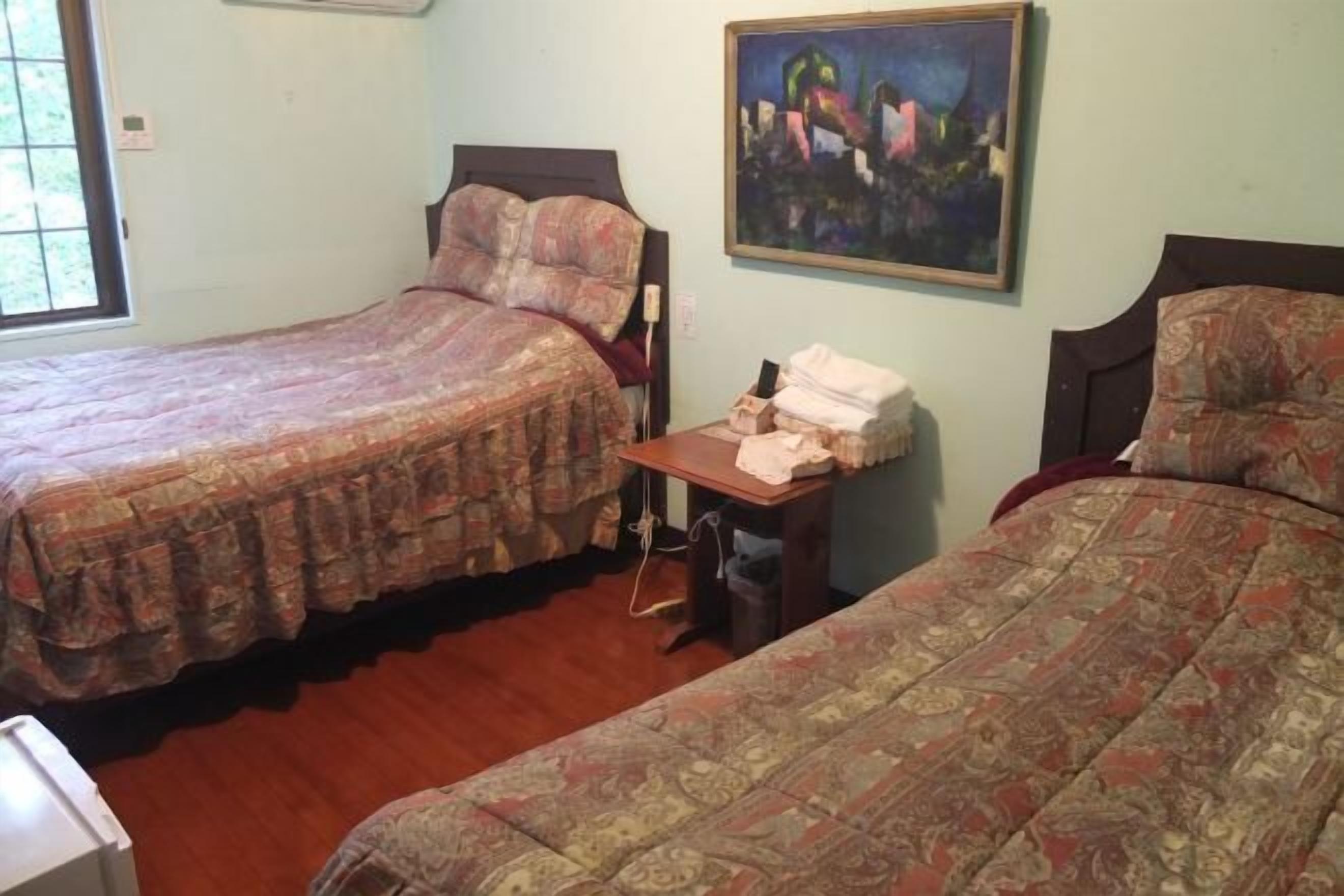 Caja fuerte, escritorio, cortinas opacas y tabla de planchar con plancha