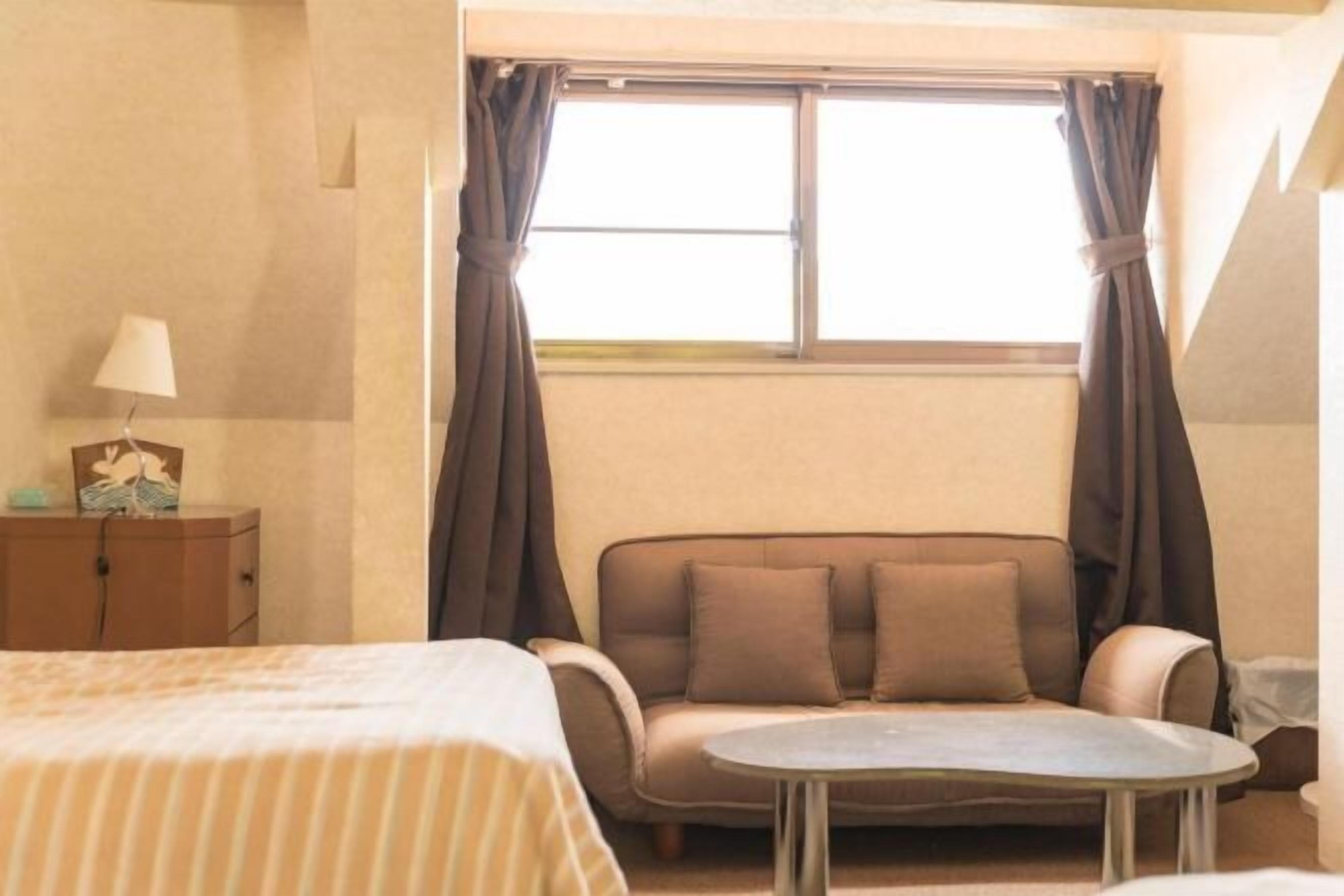 Caja fuerte, escritorio, cortinas opacas y tabla de planchar con plancha