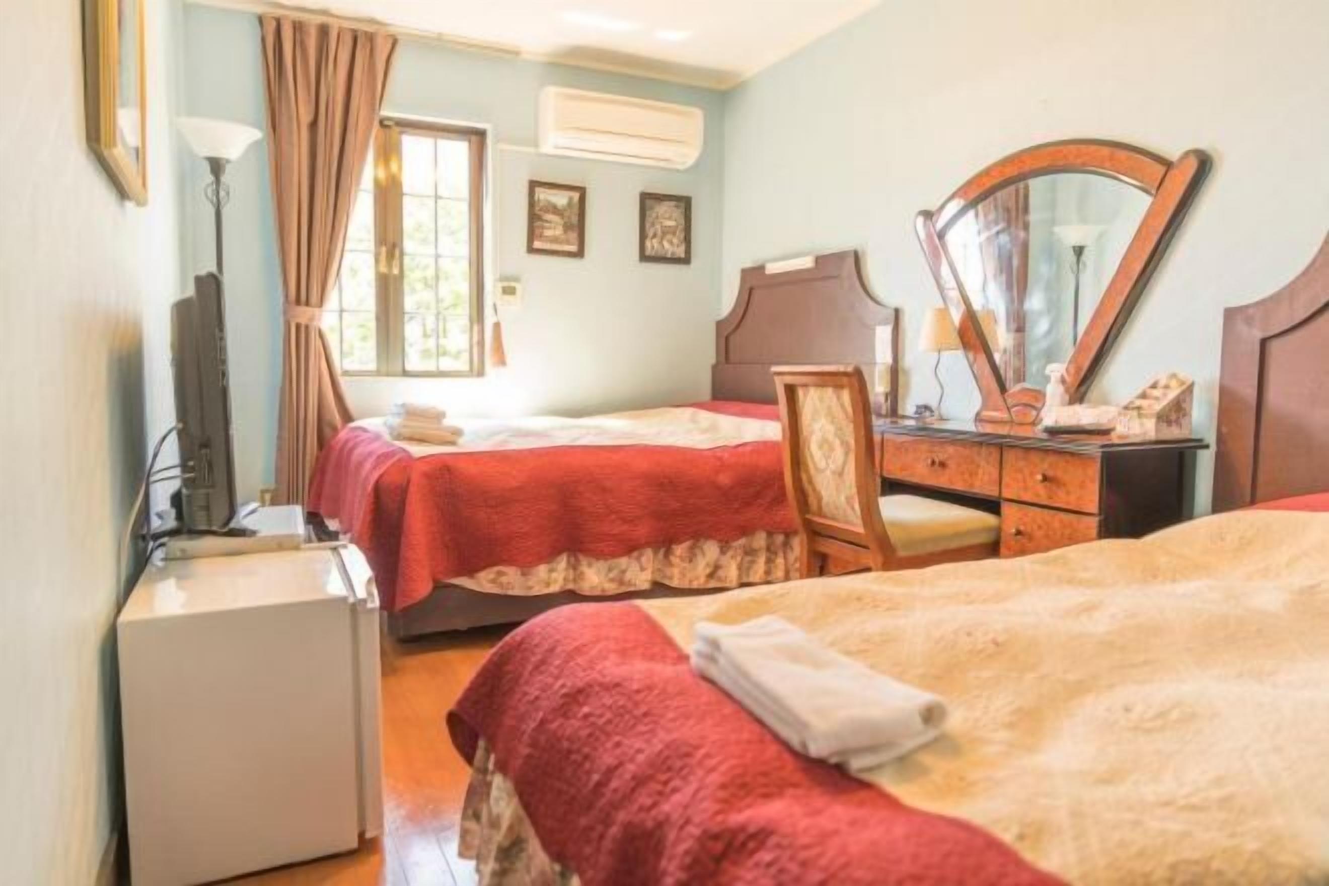 Caja fuerte, escritorio, cortinas opacas y tabla de planchar con plancha