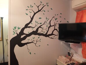 Tweepersoonskamer | Een kluis op de kamer, een bureau, verduisterende gordijnen