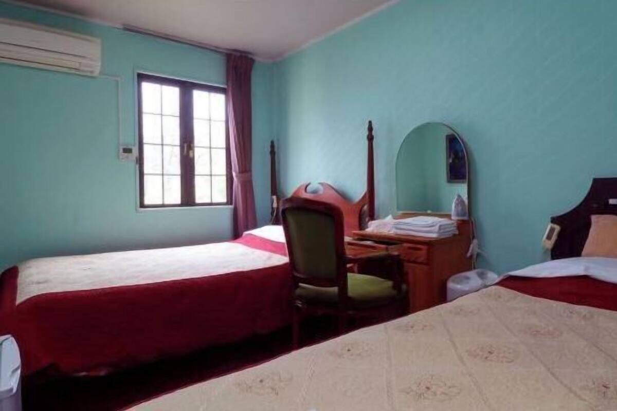 Een kluis op de kamer, een bureau, verduisterende gordijnen