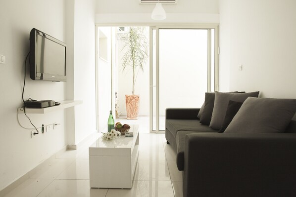 Iron/ironing board, rollaway beds, free WiFi - Kerem Hateiminim Apartments (Tel Aviv)