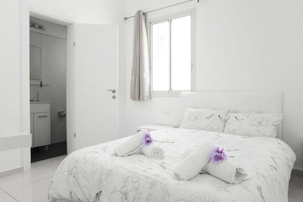 Iron/ironing board, rollaway beds, free WiFi