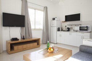 Iron/ironing board, rollaway beds, free WiFi