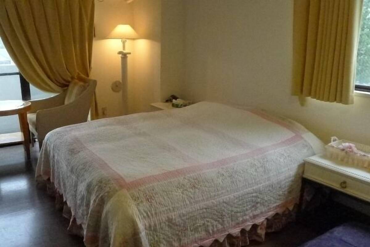 In-room safe, blackout curtains, soundproofing