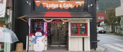 Vista frontal de la propiedad