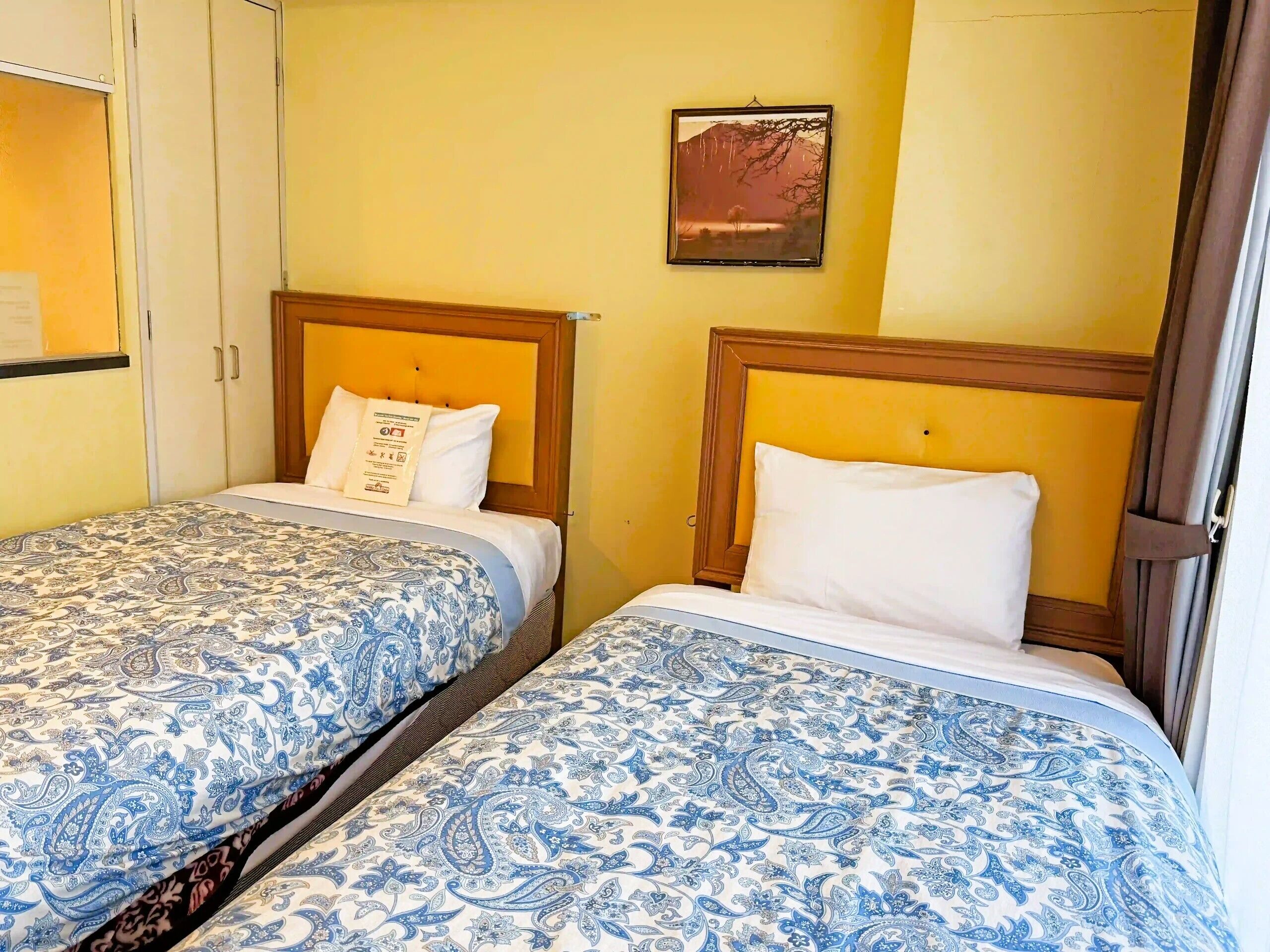 Chambre avec lits jumeaux, salle de bains commune