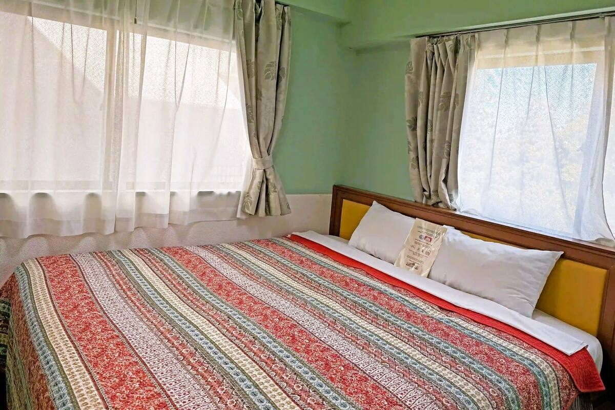 In-room safe, blackout curtains, soundproofing