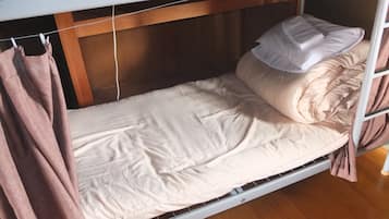 Dormitorio compartido, dormitorio mixto (with 4 bunk beds (8 beds)) | Caja de seguridad en la habitación, cortinas blackout y insonorización