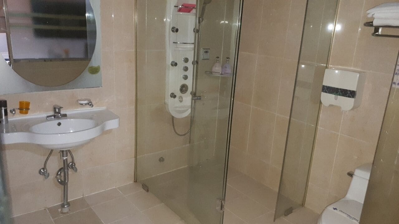 Separate tub and shower, jetted tub, rainfall showerhead
