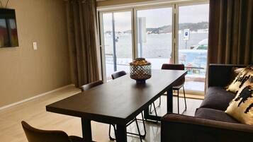 Suite – exclusive | Oppholdsområde | En 22-tommers TV med digitale kanaler