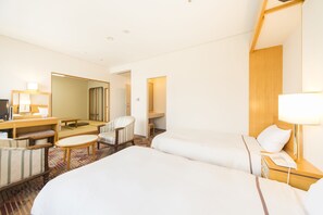 Down comforters, in-room safe, desk, iron/ironing board