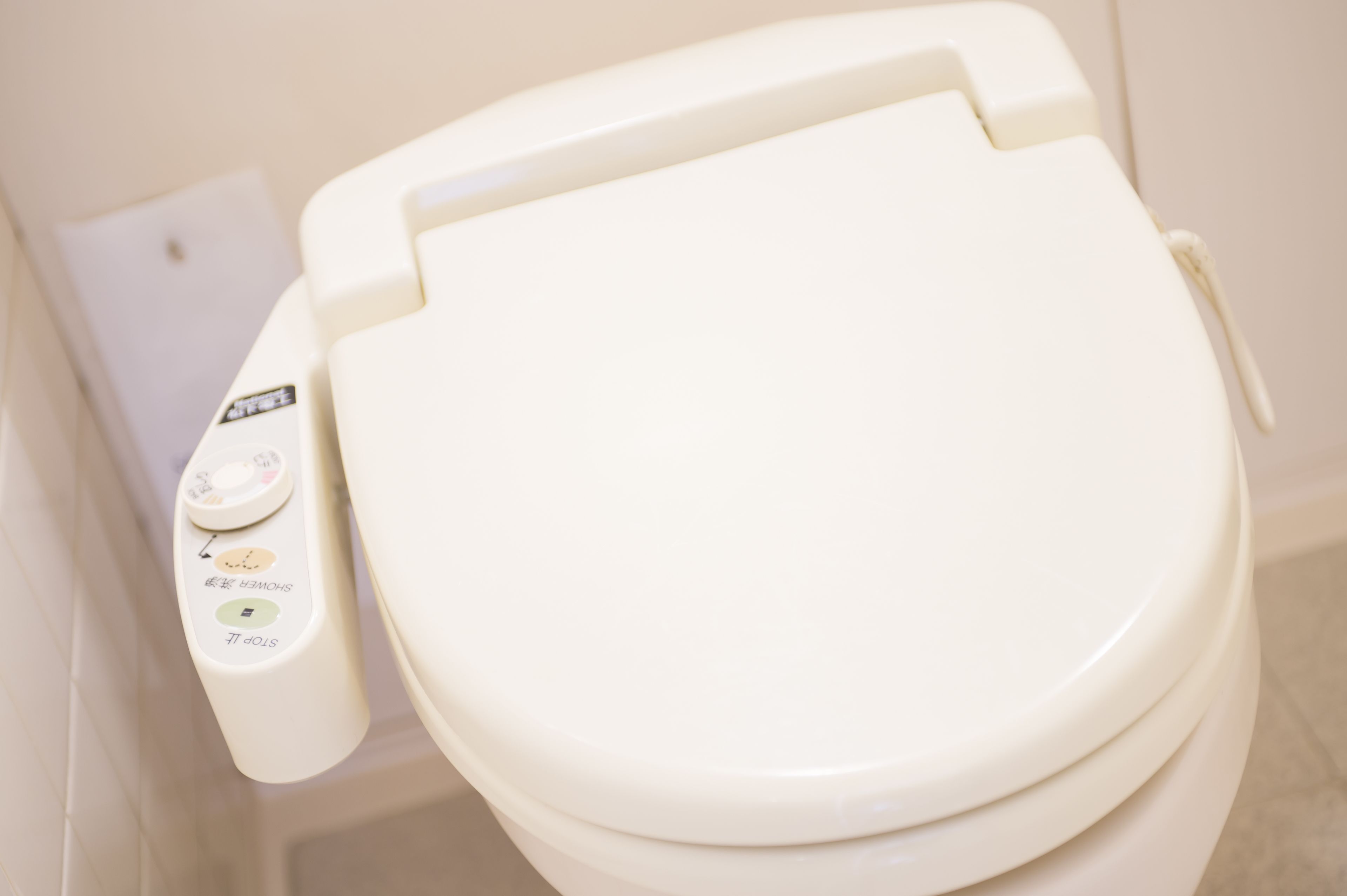 separate bathtub and shower, deep-soaking bathtub