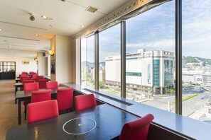 2 restaurants; ze serveren er ontbijt, lunch en diner 