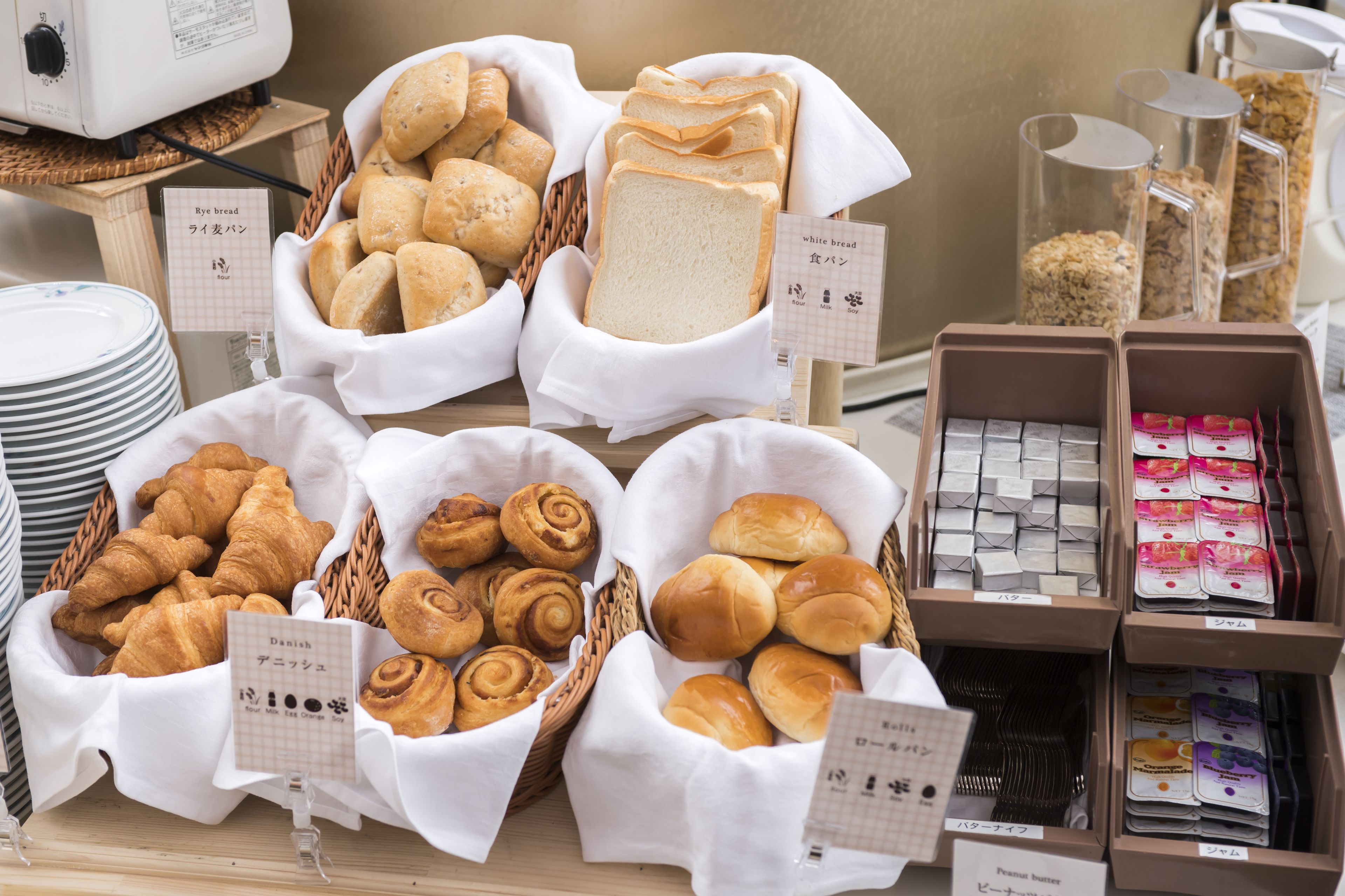 daily buffet breakfast (jpy 1512 per person)