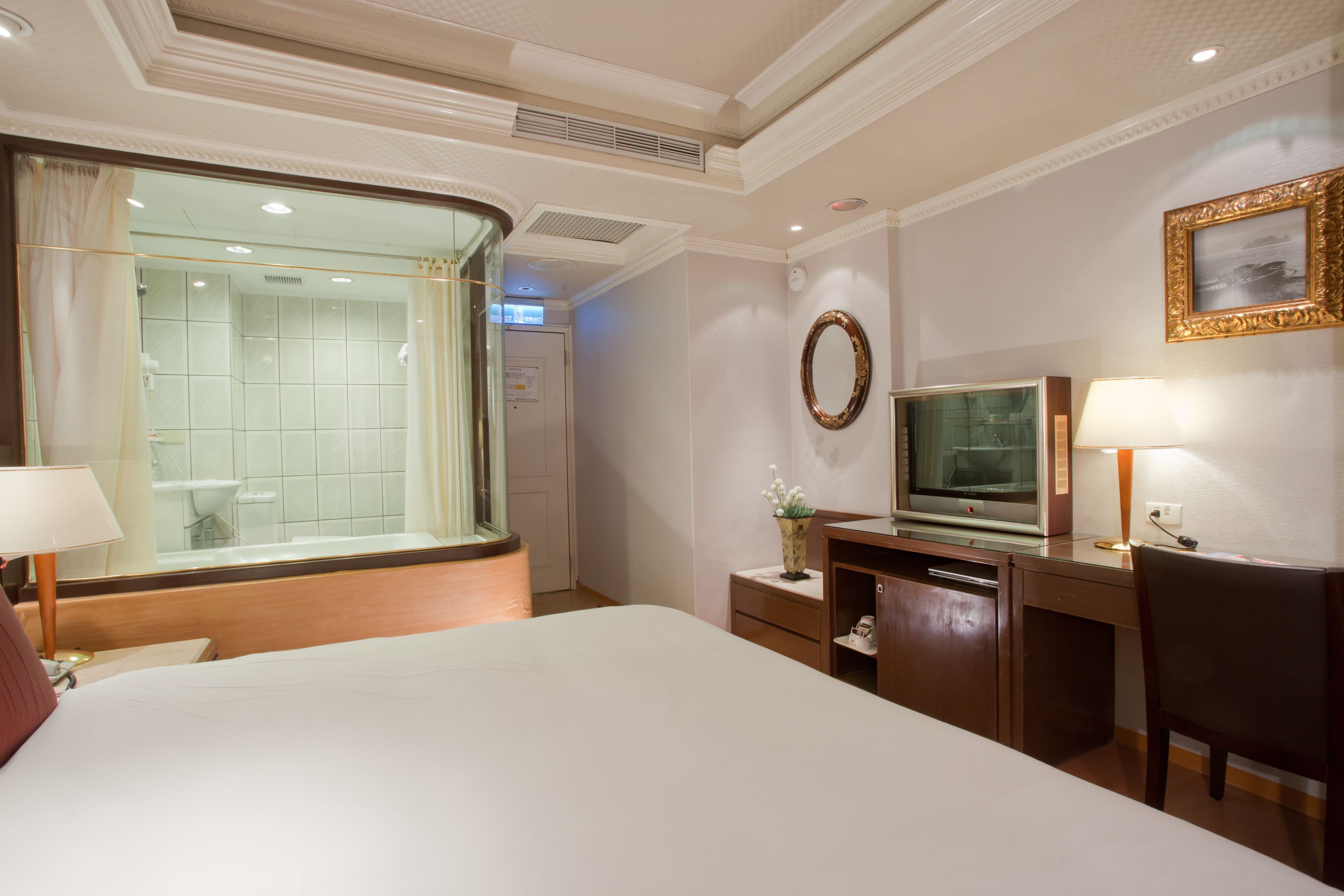 desk, free wifi, bed sheets