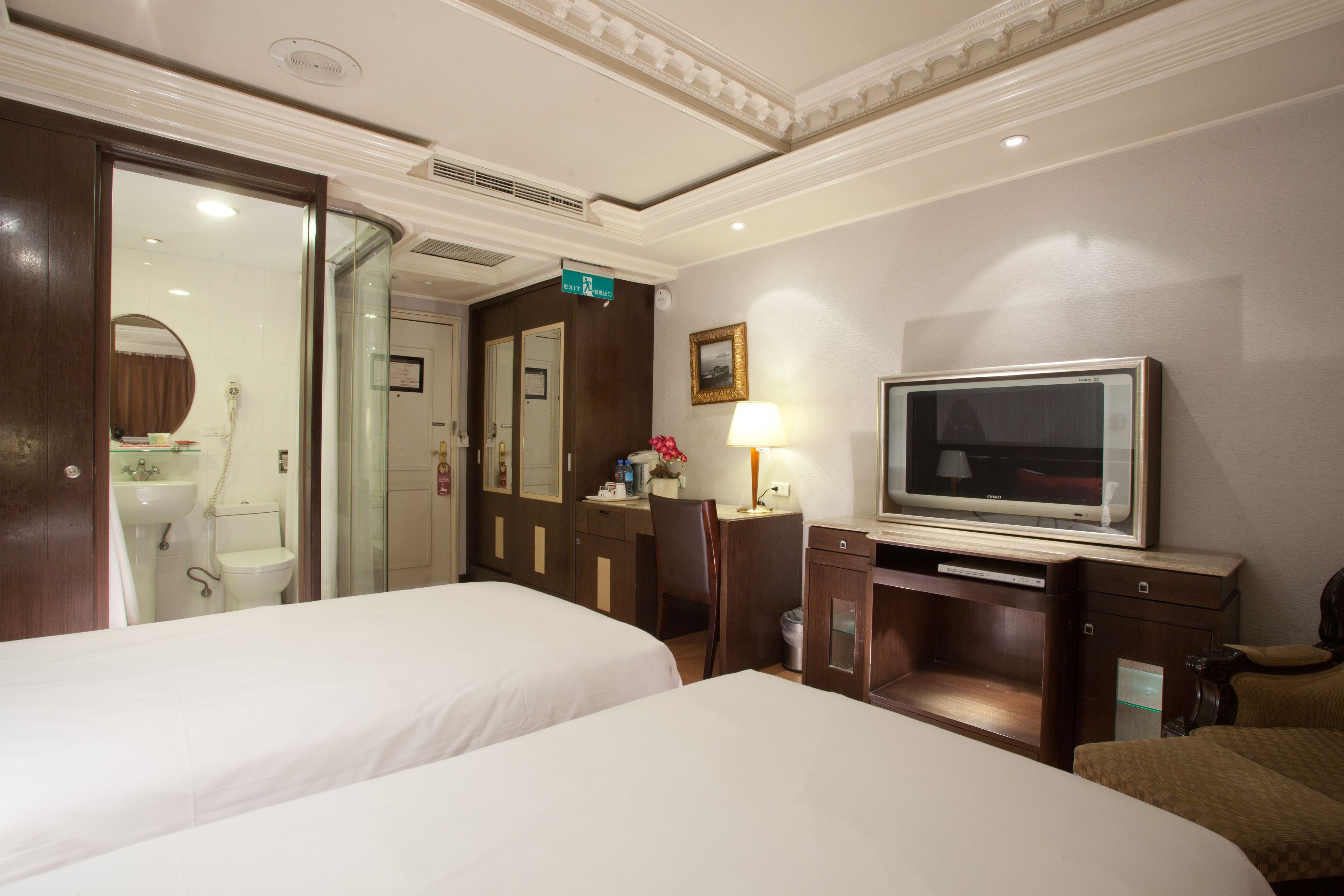 desk, free wifi, bed sheets