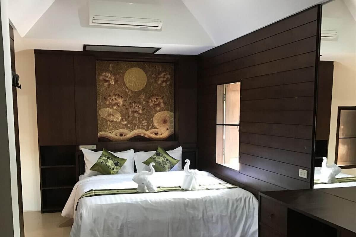 Signature Room, 1 Bedroom, Courtyard View, Courtyard Area
