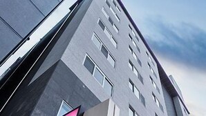 Un edificio moderno con un letrero llamativo del hotel 'North 1st'.