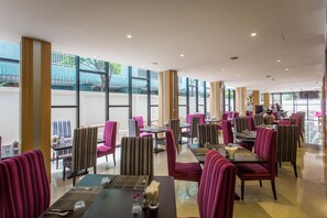 Breakfast, lunch, dinner served; international cuisine 