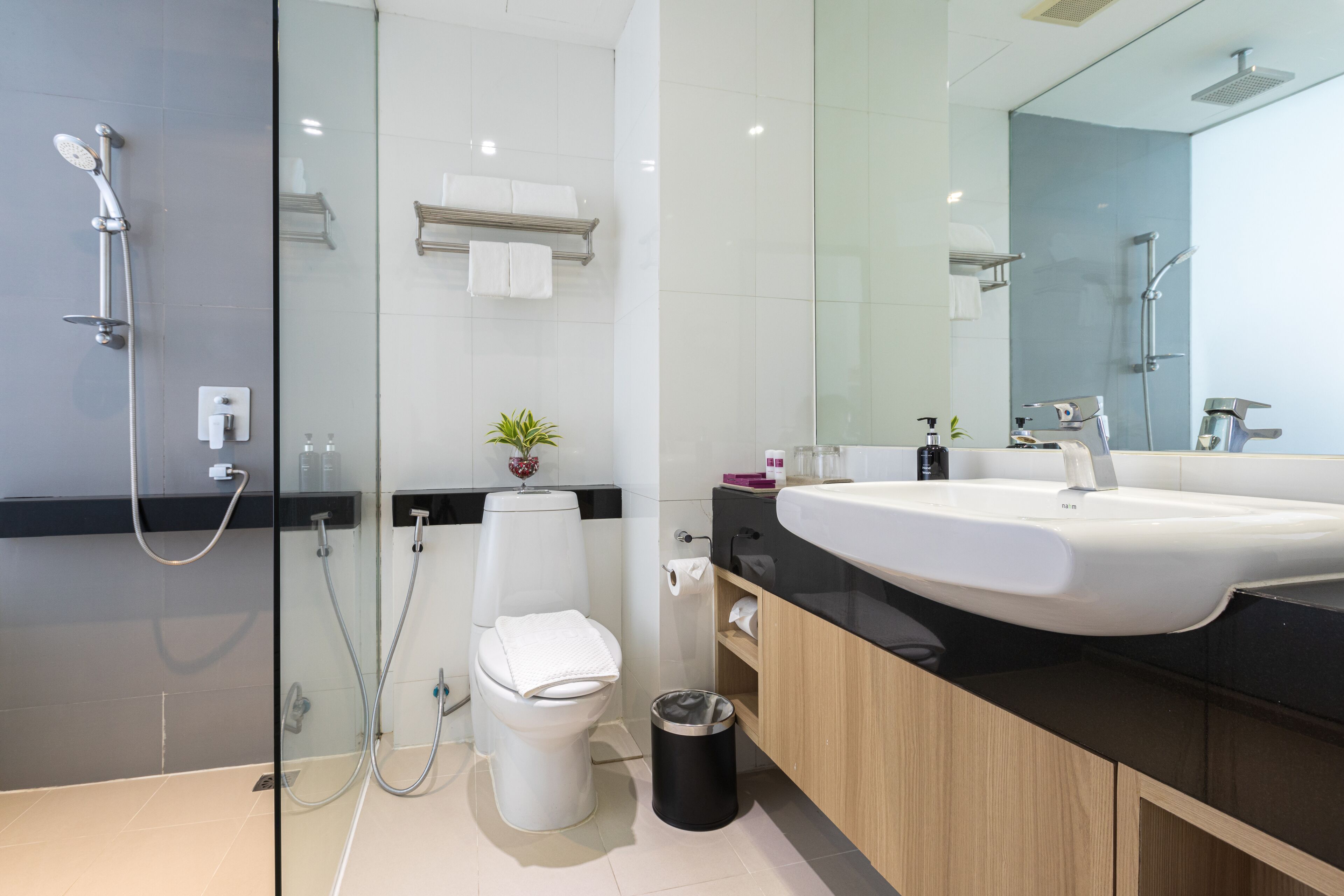 superior room, 1 double or 2 single beds, non smoking, city view | bathroom | shower, rainfall showerhead, free toiletries, hair dryer