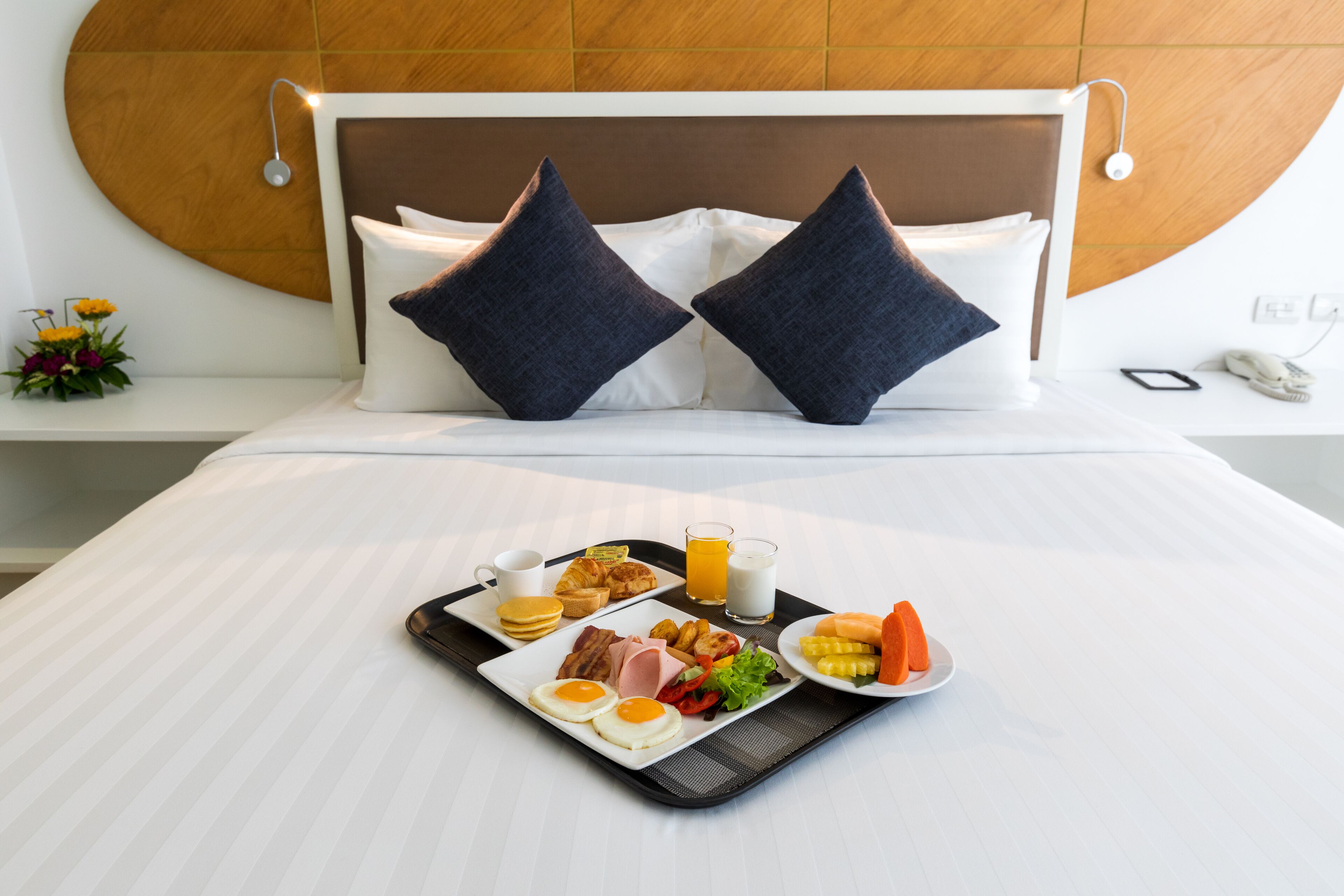 executive room, 1 double or 2 single beds, non smoking, city view | 1 bedroom, premium bedding, minibar, in-room safe