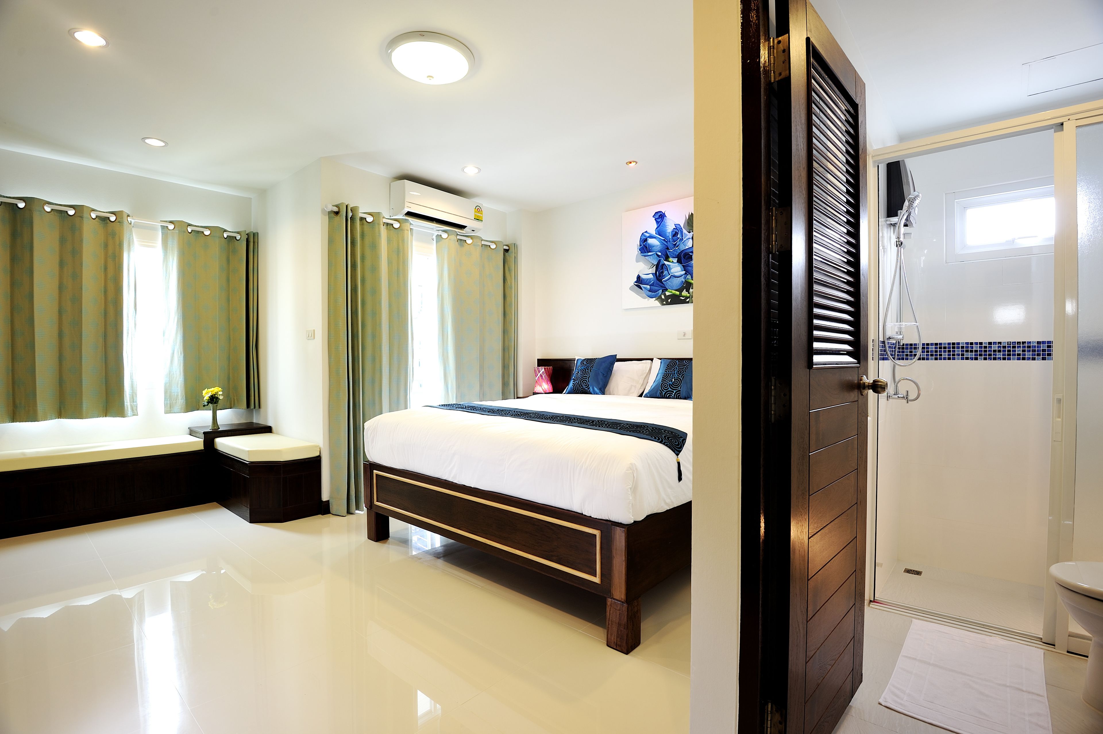 deluxe room | in-room safe, individually decorated, individually furnished, desk