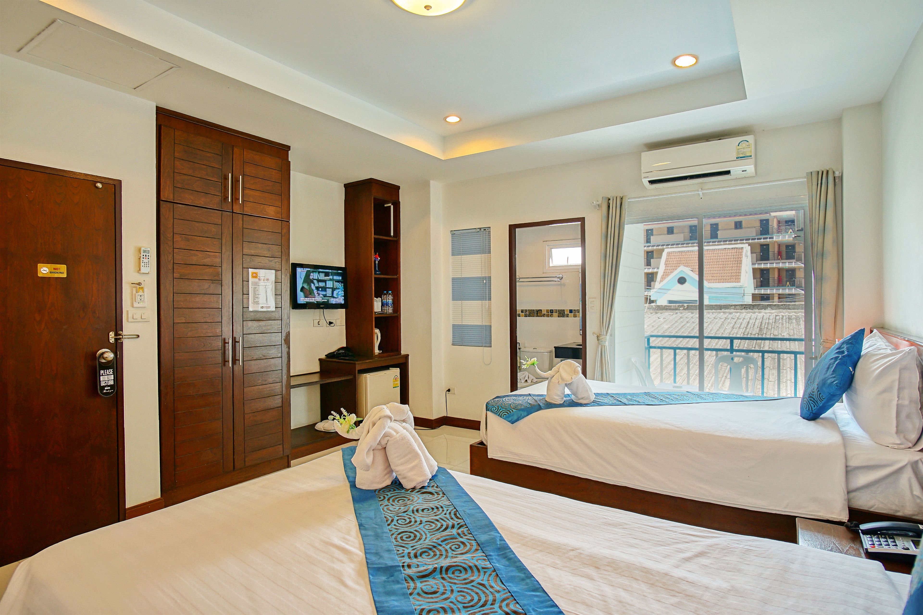 superior twin room | in-room safe, individually decorated, individually furnished, desk
