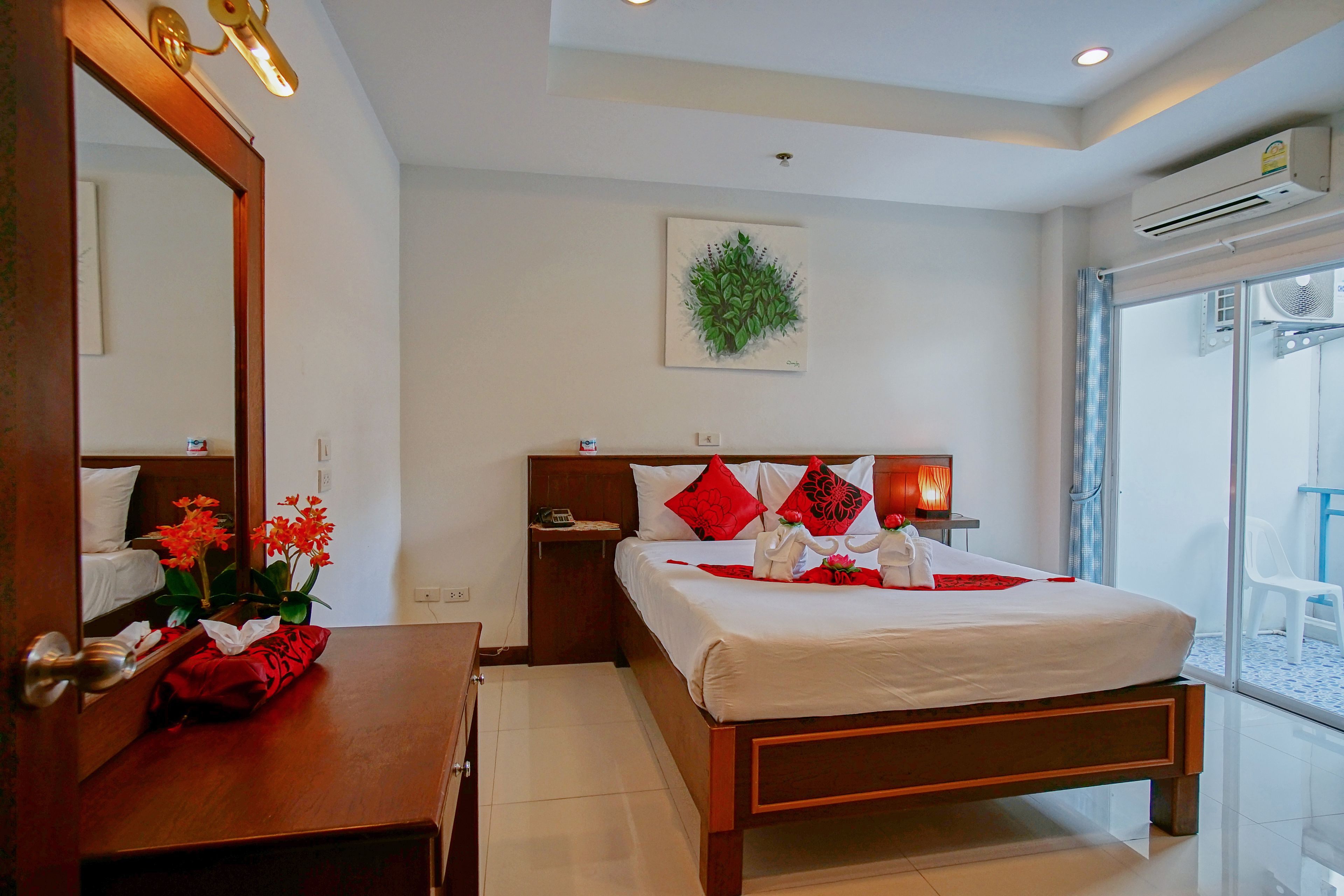 standard double room | in-room safe, individually decorated, individually furnished, desk