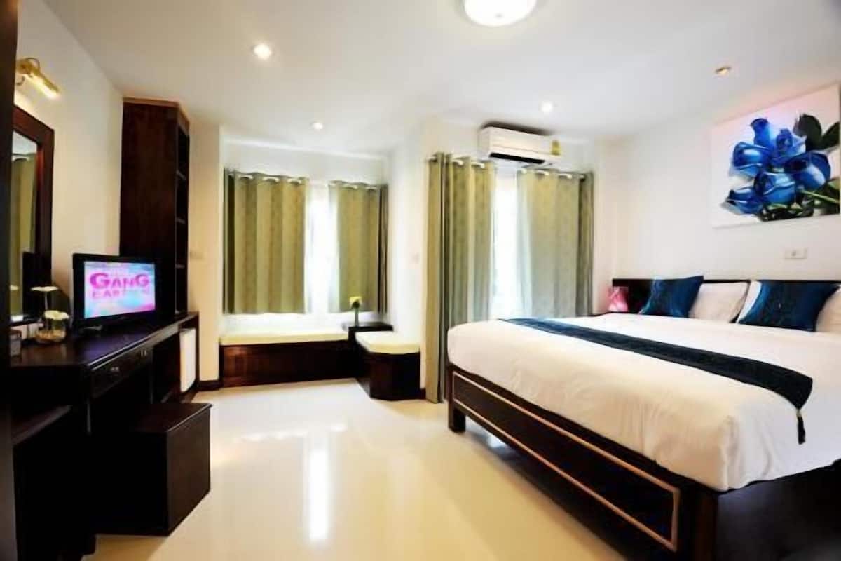 In-room safe, individually decorated, individually furnished, desk