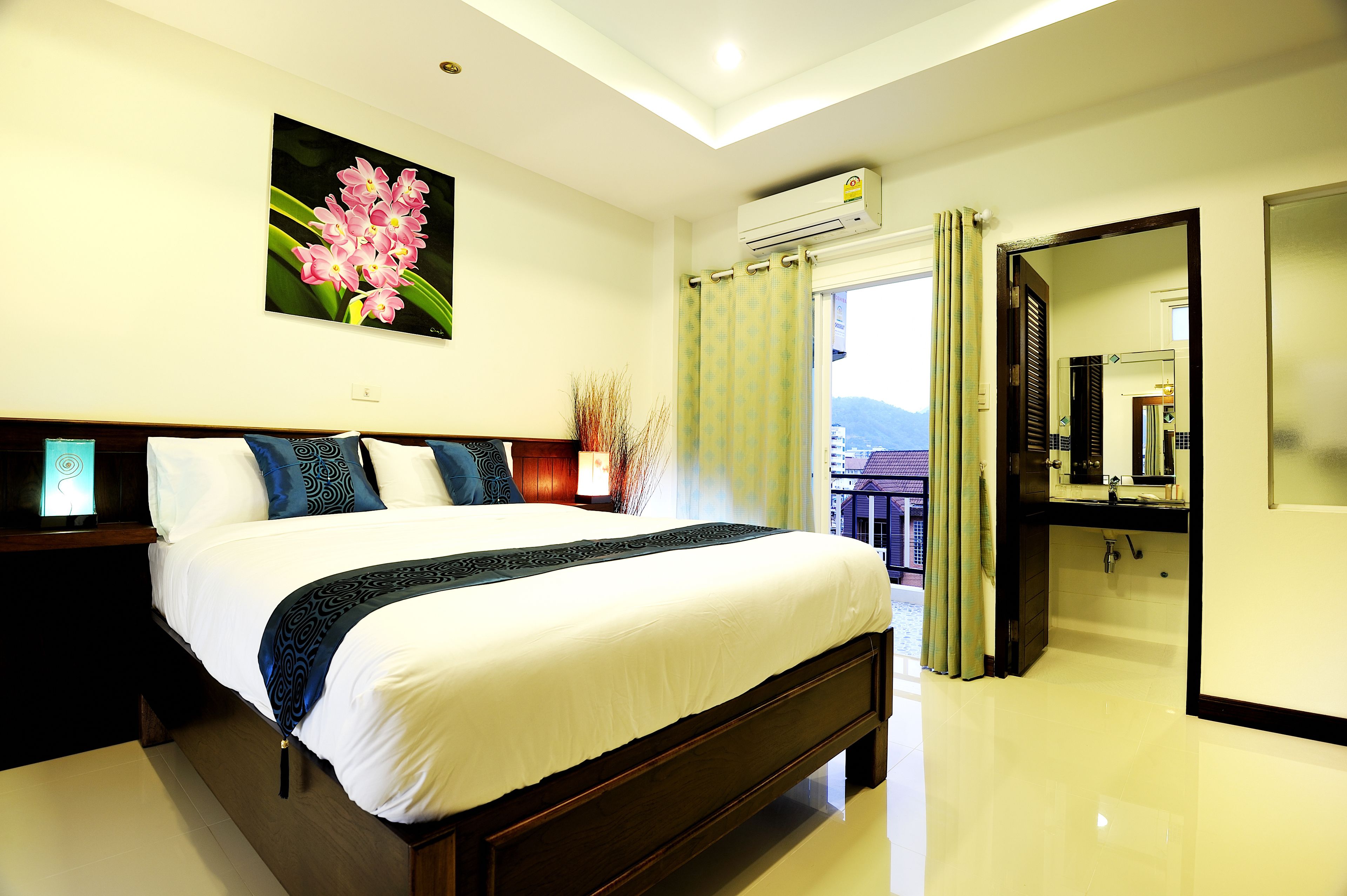 standard double room | in-room safe, individually decorated, individually furnished, desk