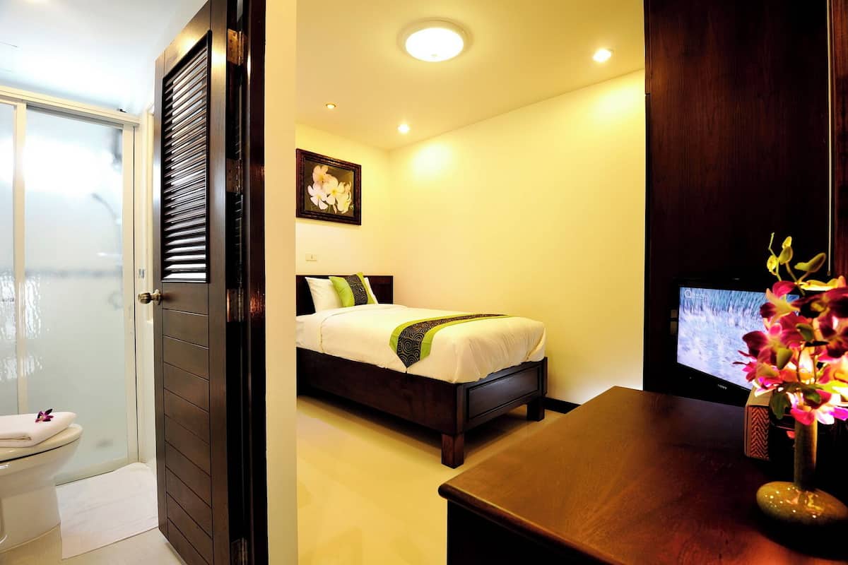 In-room safe, desk, laptop workspace, free WiFi