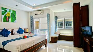Deluxe Room | In-room safe, individually decorated, individually furnished, desk